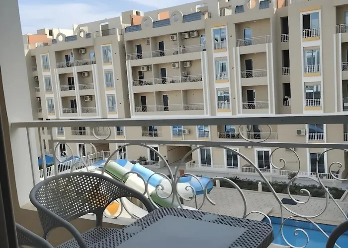 Hub Luxury On The Pool